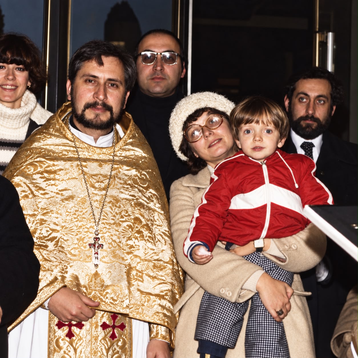 Anii '80: Părintele Marc după o slujbă de duminică, împreună cu câțiva credincioși